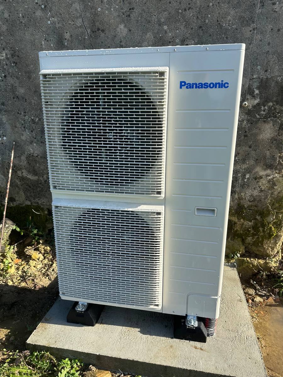 Pompe à chaleur Panasonic à double ventilateur sur dalle béton