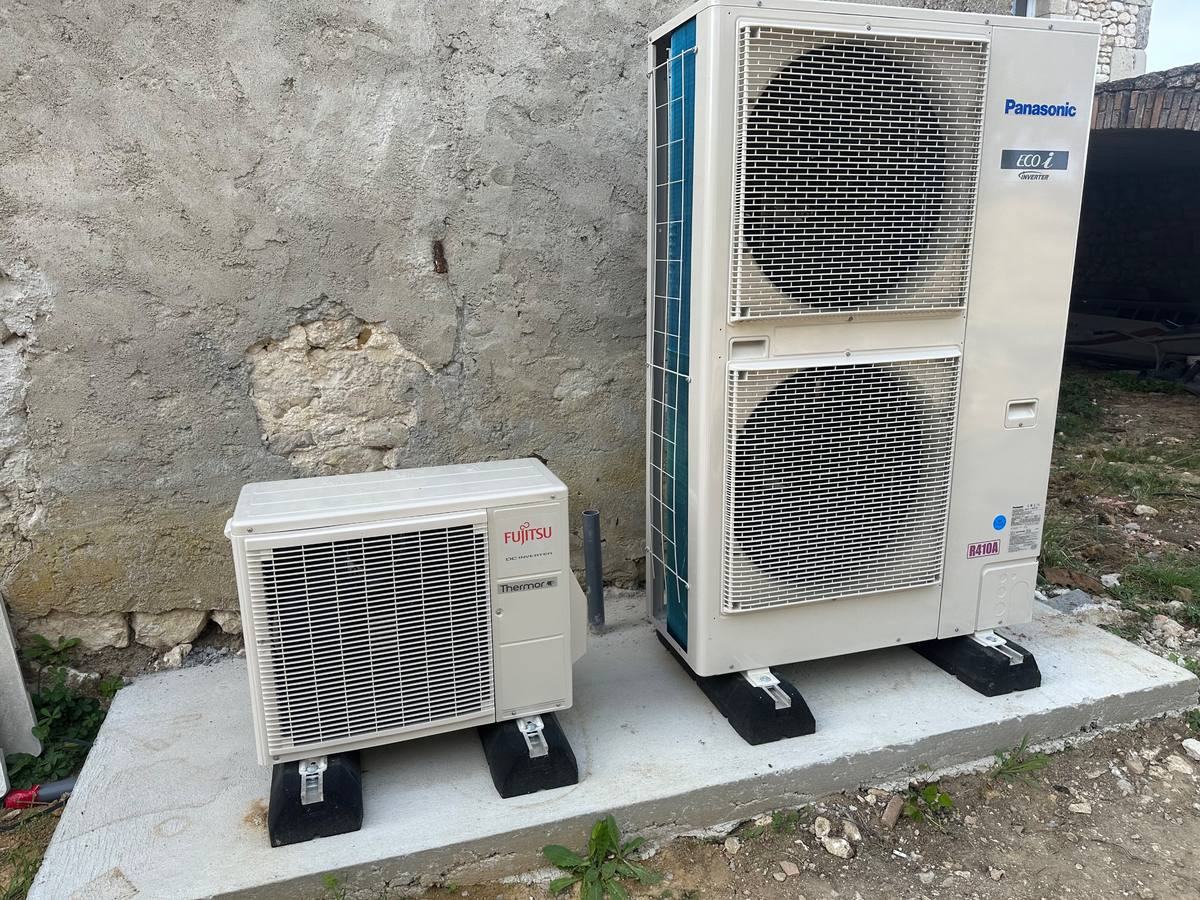 Unités extérieures Panasonic et Fujitsu sur dalle béton