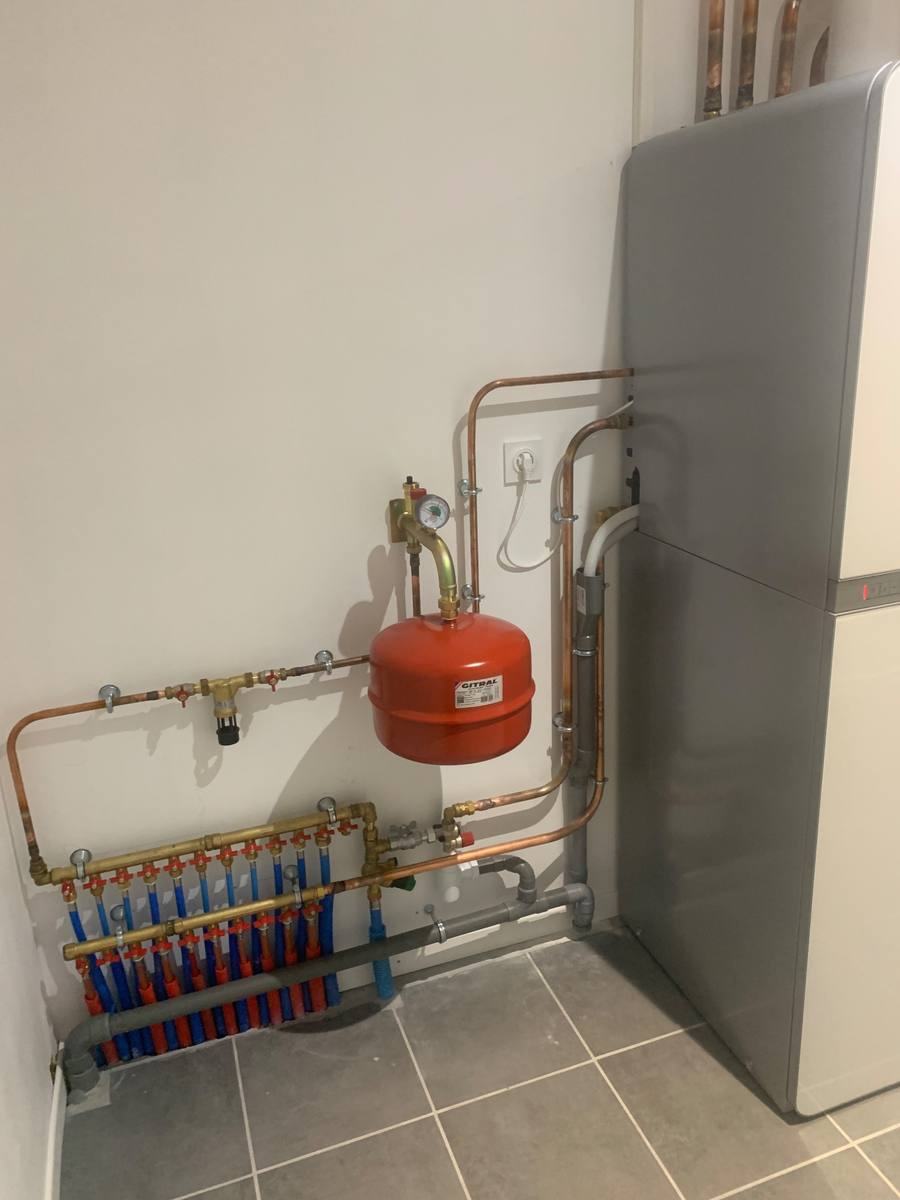 Collecteur de plancher chauffant, vase d'expansion et pompe à chaleur