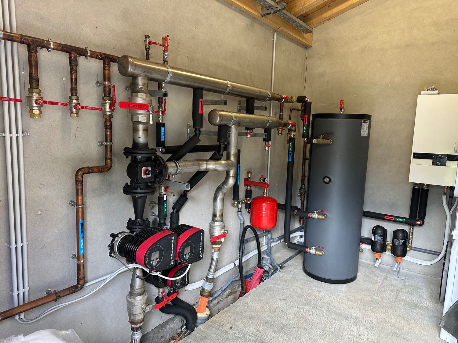 Local technique avec circulateurs Grundfos, collecteurs inox et ballon tampon