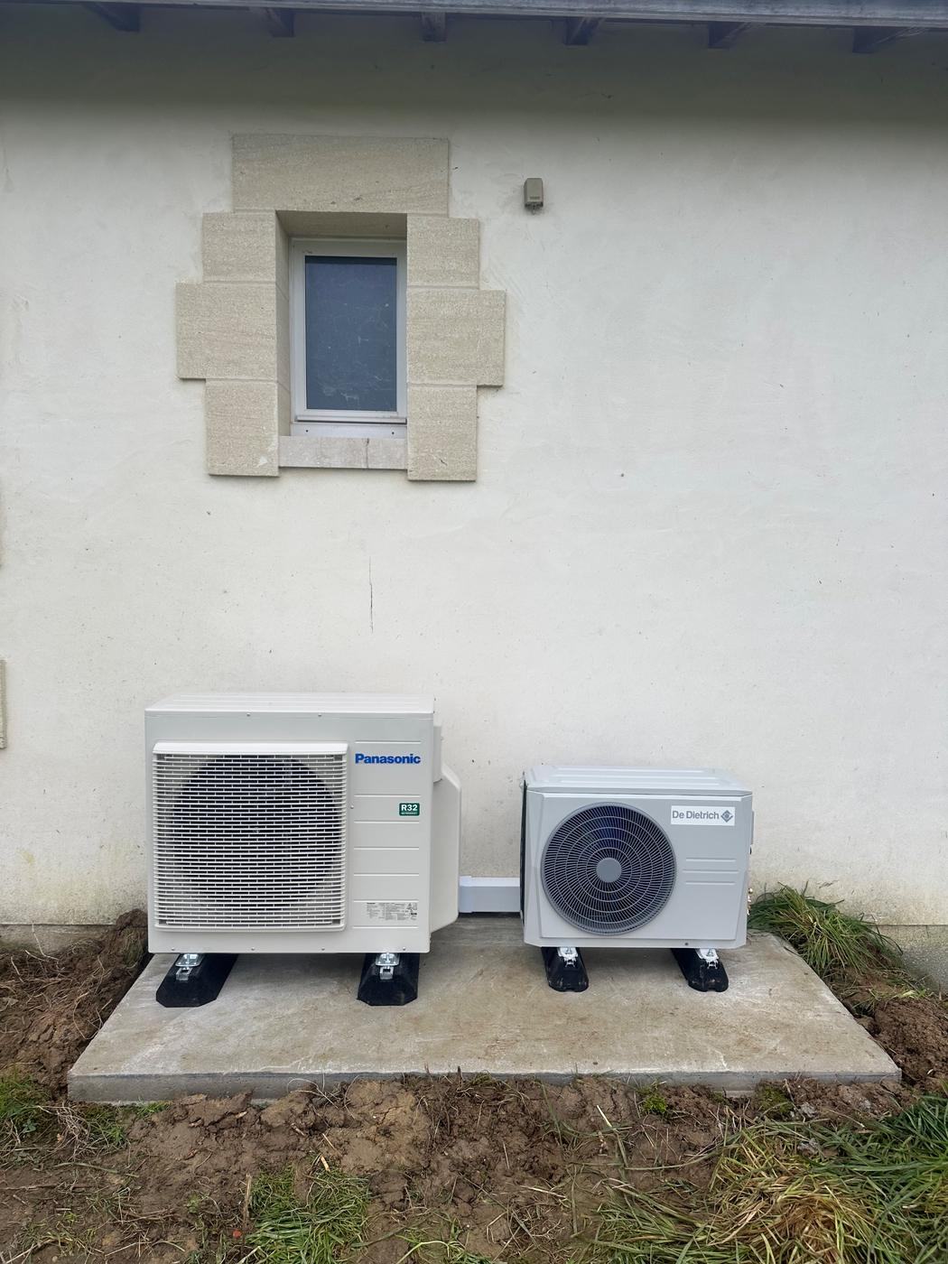 Deux unités extérieures Panasonic et De Dietrich sur dalle béton