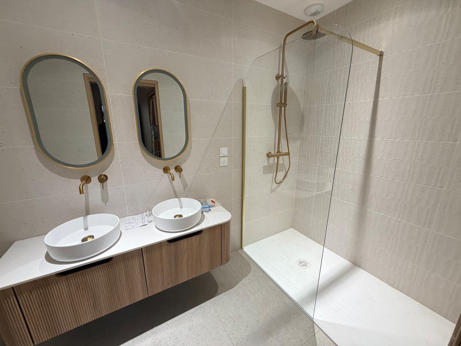 Salle de bain avec double vasque et douche à l'italienne