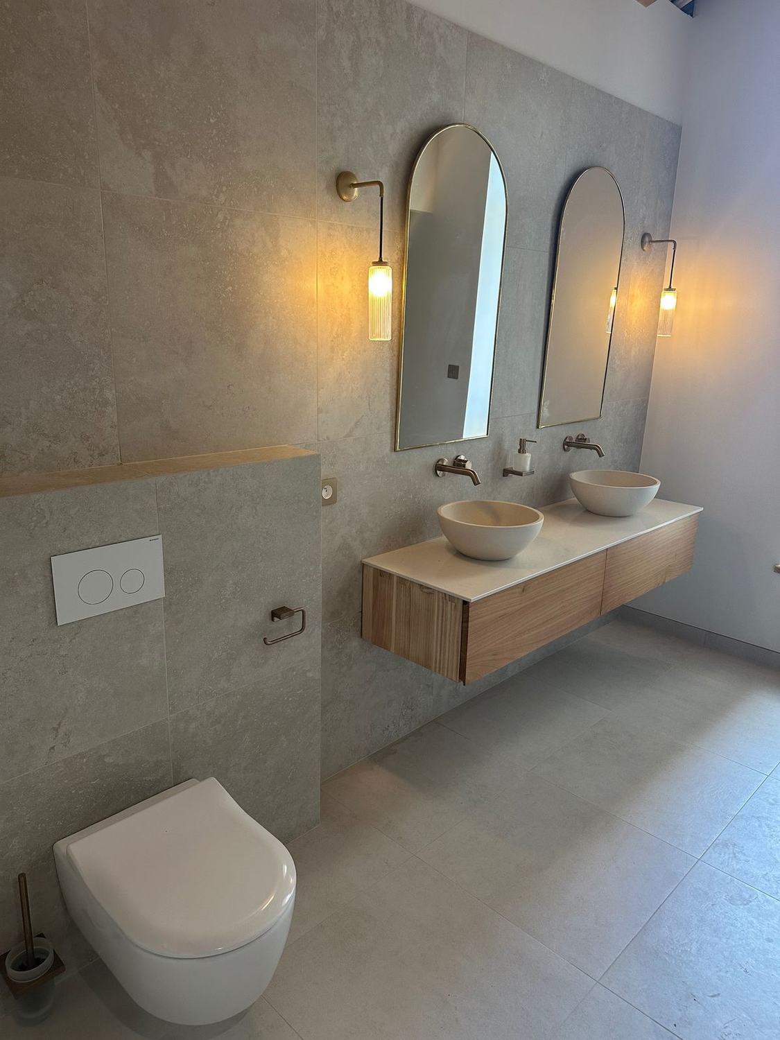 Double vasque suspendue, miroirs arche et appliques laiton